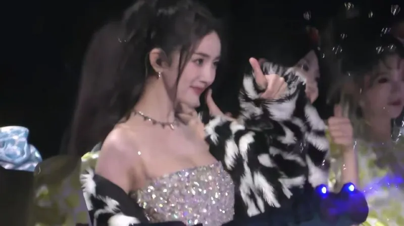 杨幂-《月亮代表我的心》现场
